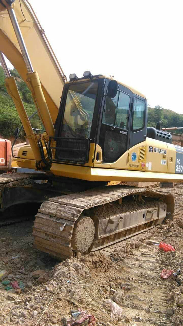 挖掘机pc3501工地现场_工程机械设备租赁|广州机械设备租赁|推土机|装载机|压路机|广州天生赢家凯发一触即发机械设备租赁有限公司|天生赢家凯发一触即发机械设备_工程机械设备租赁 - 广州天生赢家凯发一触即发机械设备租赁有限公司