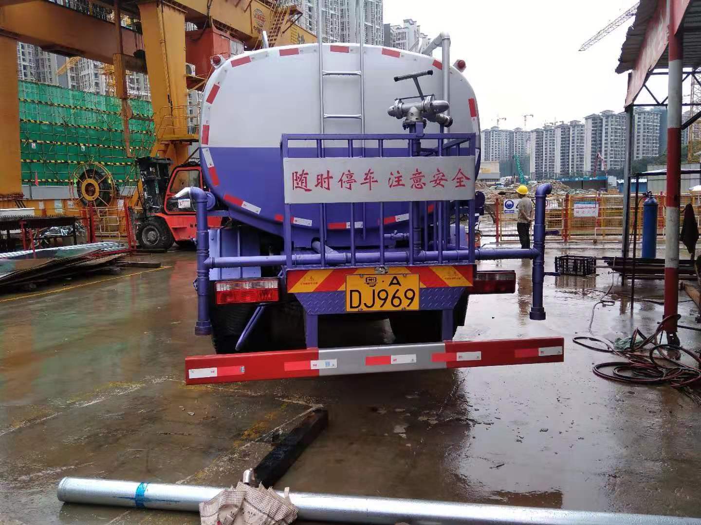 洒水车施工现场